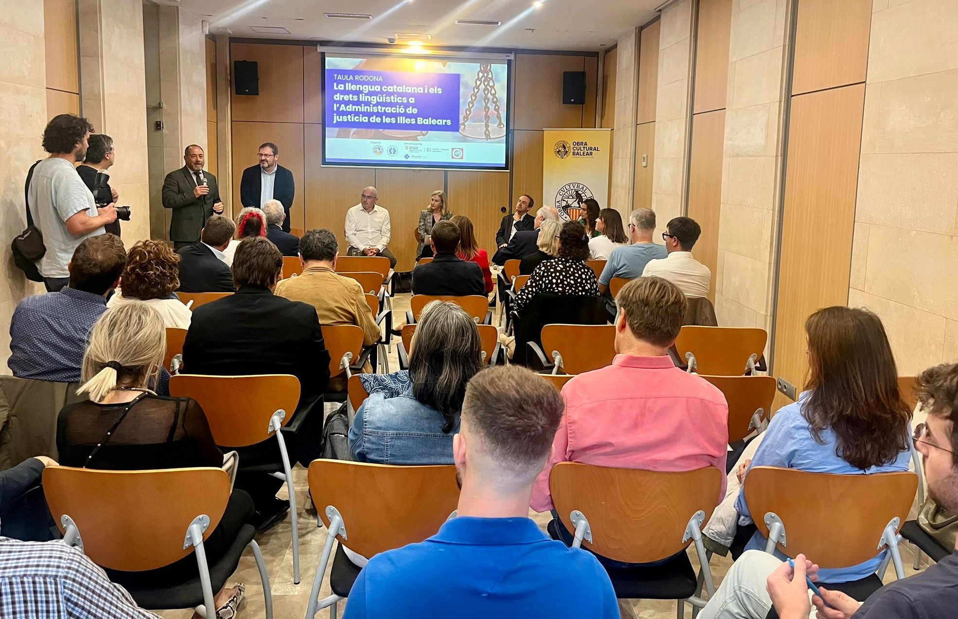 Èxit de la taula rodona sobre català i drets lingüístics a la justícia de les Illes Balears
